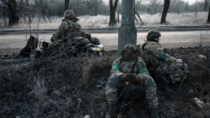 Ukraine: Ukrainische Fallschirmjäger warten auf ihren Einsatz.