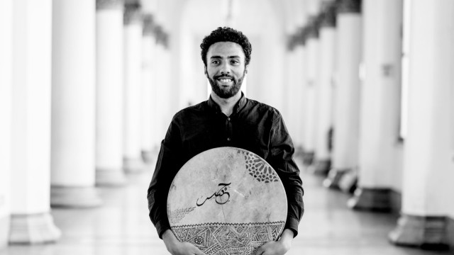 "Hertzflimmern": Sonst mit seiner Band "Jisr" unterwegs, präsentiert sich der marokkanische Sänger, Perkussionist und Gembri-Spieler Mohcine Ramdan beim "Hertzflimmern" einmal solo.
