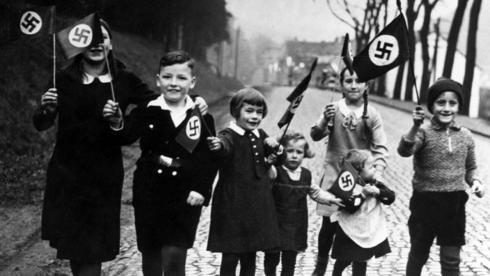 "Berlin 1933 - Tagebuch einer Großstadt": Propagandafoto für die Presse: Kinder mit Hakenkreuzfahnen.