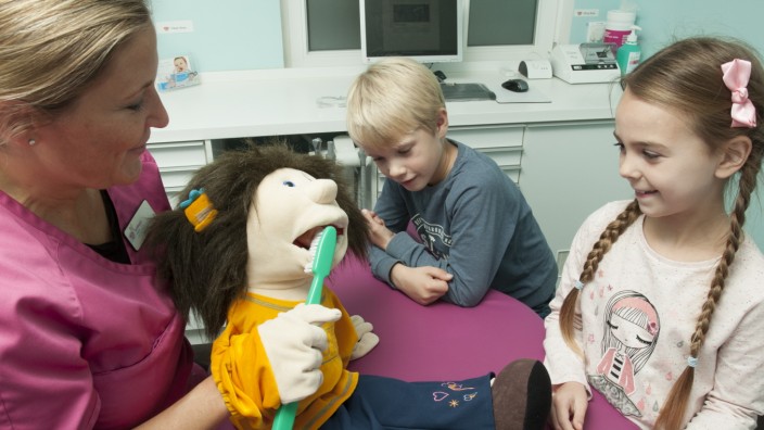 Münchner in der Ferne: Nicole Sturzenbaum zeigt den Kindern, wie man Zähne richtig putzt.