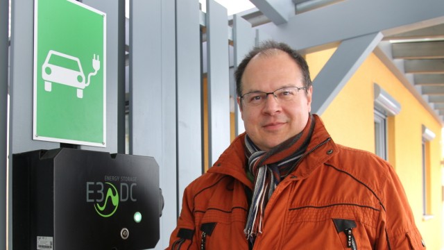 Umweltpolitik: Diplom-Ingenieur Oliver Berger vom Vorstand des Vereins "Energiewende Landkreis Starnberg" fährt selbst ein Elektroauto, das er an einer Wallbox lädt.