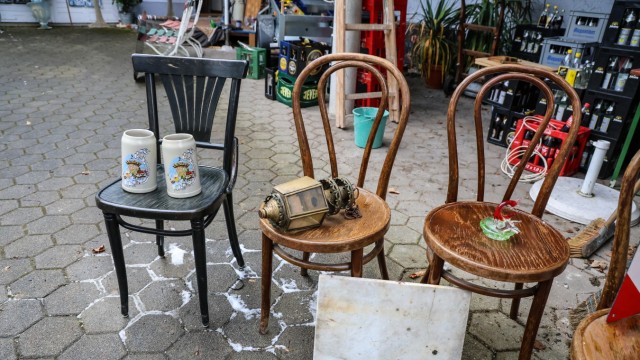 Café Gramsci: Viele Stammgäste sicherten sich einen Bierkrug oder einen Stuhl als Erinnerung an die guten alten Zeiten.