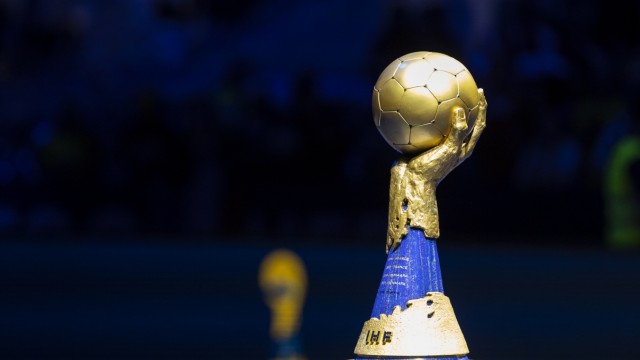 New handball world champion: gift from the Emir of Qatar: the golden World Cup trophy.
