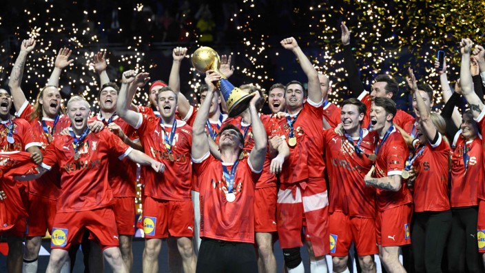 Neuer Handball-Weltmeister: Torhüter und Welthandballer Niklas Landin stemmt den Pokal in die Höhe.