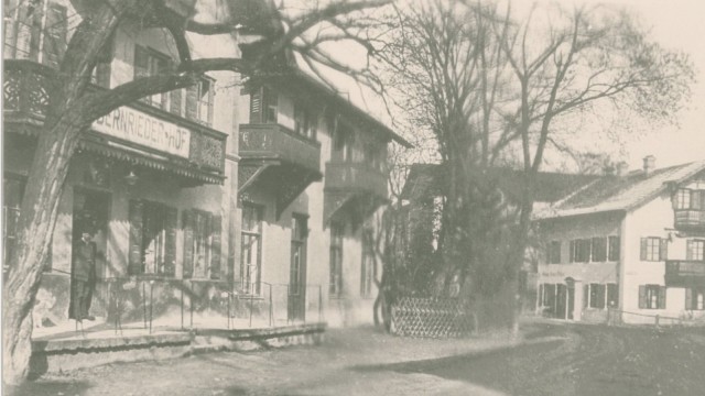 Wirtshaussterben: Die Gaststätte hieß von 1874-1929 Bernrieder Hof. Von 1930-1934 wurde sie zum "Gasthof zur Post".