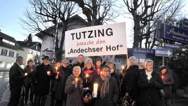 Wirtshaussterben: 2014 protestieren Tutzinger mit einer Lichterkette für den Erhalt des Andechser Hof. Mittlerweile ist klar: Um einen Abriss kommt man nicht herum.