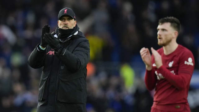 Fußball: Gebrauchte Saison: Liverpools Trainer Jürgen Klopp (li.) applaudiert den Fans nach der nächsten Pokalniederlage.