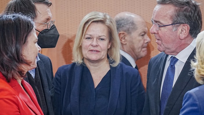 Nancy Faeser: Im Kreis ihrer Kabinettskollegen möchte Bundesinnenministerin Nancy Faeser bleiben, auch falls sie in Hessen um das Ministerpräsidentenamt kämpft.