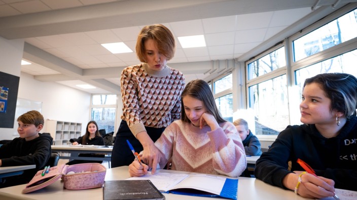 Bildung: Die Ukrainerin Yevhenia Rohulina unterrichtet eine der Brückenklassen an der Mittelschule Taufkirchen in Mathe und Englisch.