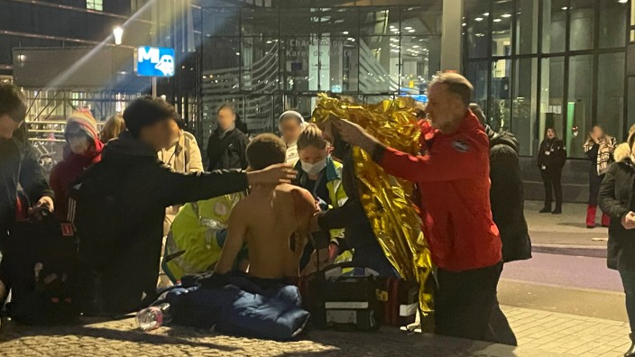 Belgien: Ein verletzter Mann wird von Rettungskräften vor einer U-Bahn-Station in der Nähe des EU-Hauptquartiers versorgt.