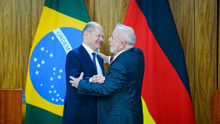 Scholz in Brasilien: Bei einer Pressekonferenz umarmen sich Kanzler Scholz und Brasiliens Präsident Lula gleich mehrmals - dennoch gibt es auch Meinungsverschiedenheiten.
