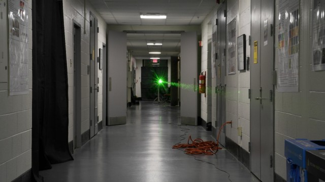 Laserphysik: Für ihr Laser-Experiment sperrten die Forscher nachts einen Flur der Universität ab.