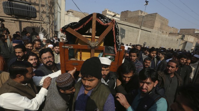 Terroranschlag in Pakistan: Menschen tragen am Dienstag den Sarg eines der getöteten Polizisten durch die Straßen von Peschawar.