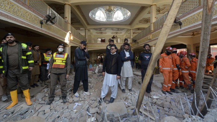Terroranschlag in Pakistan: Auch am Tag nach dem Selbstmordattentat in Peschawar suchen Rettungskräfte in der zerstörten Moschee noch nach Opfern.
