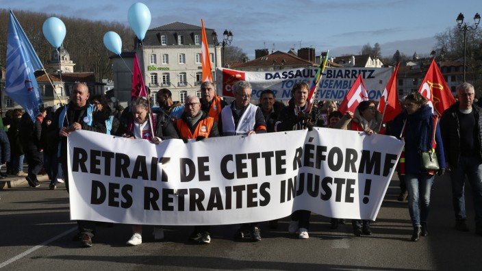 Demonstranten marschieren am 31. Januar in Bayonne hinter der Aufforderung, die "ungerechte Rentenreform" zurückzuziehen.