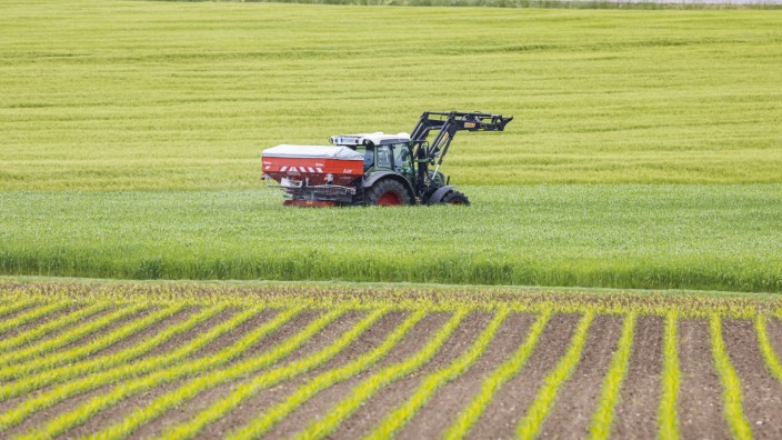 Umwelt: Ein Landwirt düngt seine Felder mit Hilfe eines Traktors.