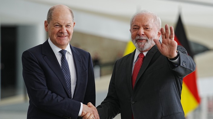 Wirtschaftspolitik: Bundeskanzler Olaf Scholz (SPD) wird von Luiz Inácio Lula da Silva vor dessen Amtssitz empfangen.