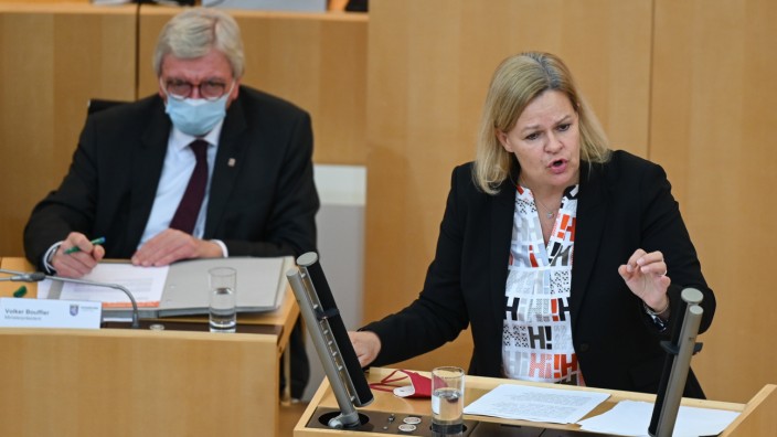 SPD: Sie will auf den Platz, auf dem früher Volker Bouffier (li.) von der CDU saß - und nur auf den: Nancy Faeser, damals Oppositionsführerin in Hessen, jetzt Bundesinnenministerin, demnächst auch Spitzenkandidatin der SPD.