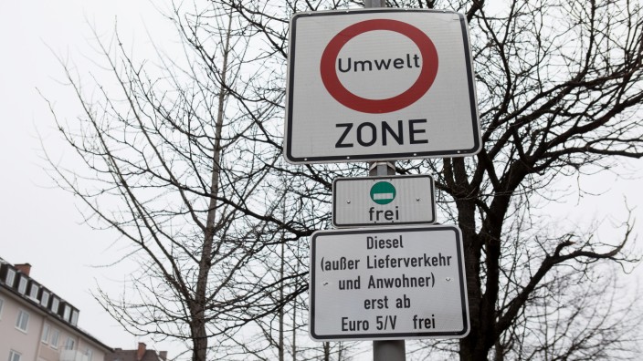 Verkehr in München: Ältere Dieselfahrzeuge ausgeschlossen: Schilder weisen auf die Umweltzone an der Thalkirchner/Ecke Brudermühlstraße hin.