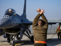 Waffenlieferungen an die Ukraine: Auch Biden lässt die “F-16”-Jets am Boden – vorerst
