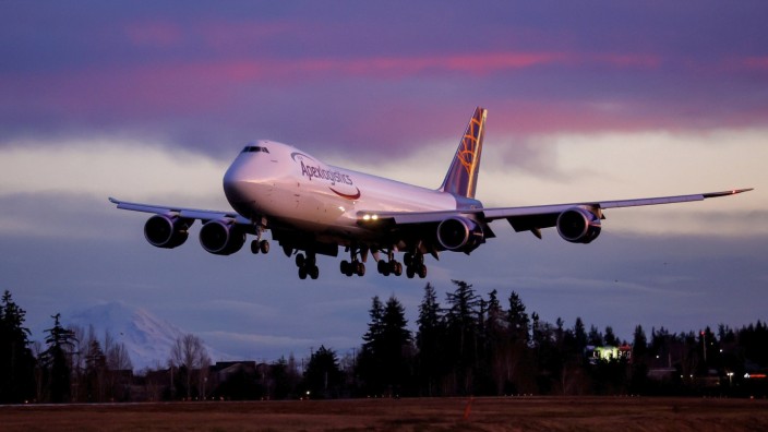 Jumbojet: Die "Königin der Lüfte" am Dienstag vor der Landung: Die letzte Boeing "747"wird an die Frachtfluglinie Atlas Air ausgeliefert.