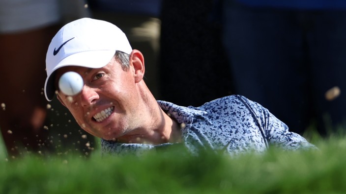 McIlroy vs. Reed im Golf: Aus dem Bunker befreit: Rory McIlroy zog alle sportlichen Register, um in Dubai zu gewinnen.
