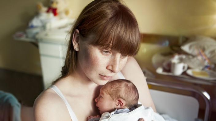 Geburt: Eine Mutter hält ihr Baby im Krankenhaus im Arm (Symbolfoto).