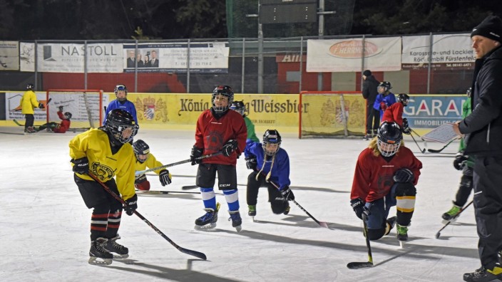 Wahlkampf: Vom Wetter abhängig sind Training und Spiel des Brucker Eishockeynachwuchses auf der offenen Eisfläche in der Amperoase.