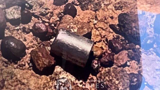 Radioaktive Kapsel in Australien: Foto der Cäsium-Kapsel an ihrem Fundort am Straßenrand.