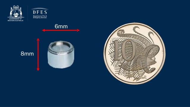 Radioaktive Kapsel in Australien: Die Illustration zeigt eine kleine runde, silberne Kapsel mit radioaktivem Cäsium-137 im Größenverhältnis zu einer Münze.