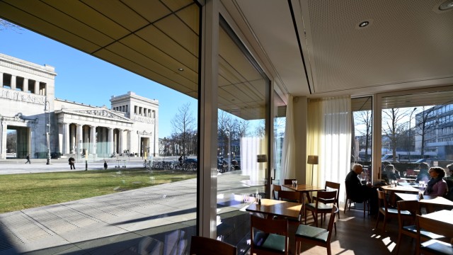 Promi-Tipps für München und Region: Museumscafé mit Blick auf die Propyläen am Königsplatz: Das Ella im Lenbachhaus.