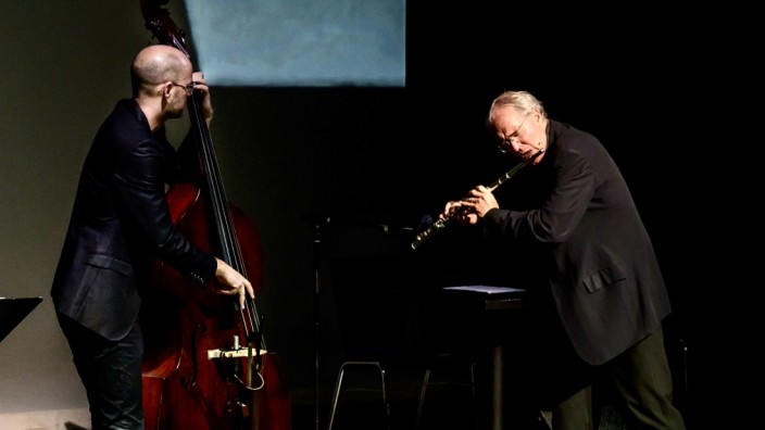 Jazz & Lyrics: Widmen sich spielend und sprechend dem großen Vorbild Charles Mingus: Sven Faller (links) und August Zirner.