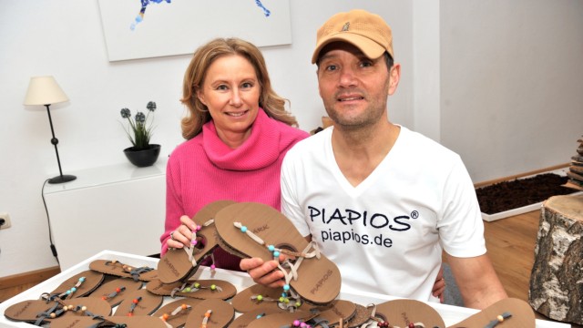 Mode: Karin Eberle und Michael Laimer in ihrer Wohnung, in der sie die Sandalen je nach Kundenwunsch individuell zusammensetzen.