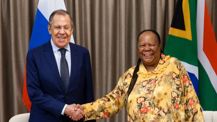 Afrika: Wo er gern gesehen war: Russlands Außenministr Sergej Lawrow vor ein paar Tagen als Gast seiner südafrikanischen Amtskollegin Naledi Pandor.