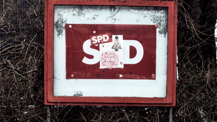 Bayern-SPD: "Merry Christmas and Happy New Year" steht auf einem Sticker, den jemand auf eine Anschlagtafel des SPD-Ortsvereins Olching geklebt hat. Für die Bayern-SPD begann das Jahr mit einem Rücktritt.