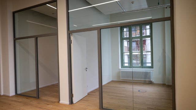 Pasinger Kuvertfabrik: Verglaste Wände trennen einzelne Büros ab.
