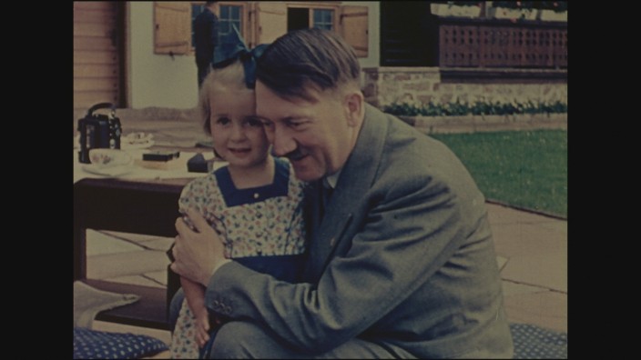 Historische Dokumentationen: Laute Bilder, dürre Kommentartexte: Hitler als Kinderfreund, aufgenommen von der Hitler-Geliebten Eva Braun, aus der ZDF-Doku "Hitlers Macht".