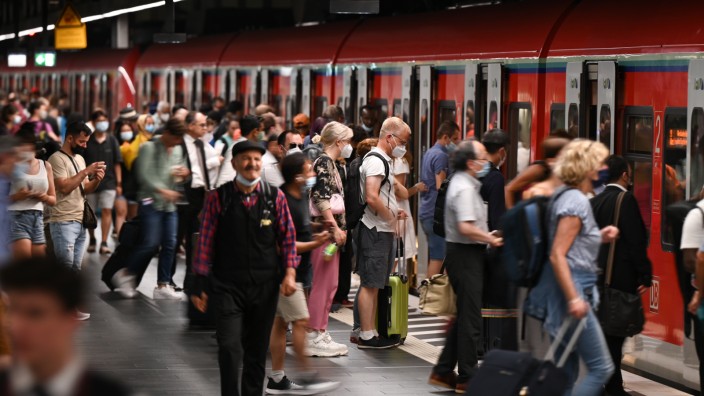 Deutsche Bahn: In den meisten Bundesländern und im Fernverkehr entfällt die Maskenpflicht jetzt. Der Sozialverband VdK fordert daher eine "passgenaue" Lösung für Risikogruppen.