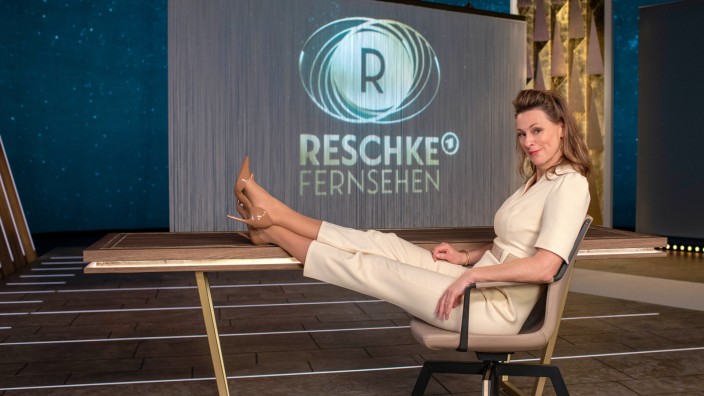 "Reschke Fernsehen" im NDR: Betont lässig: Anja Reschke im Studio ihrer neuen Late-Night-Sendung.