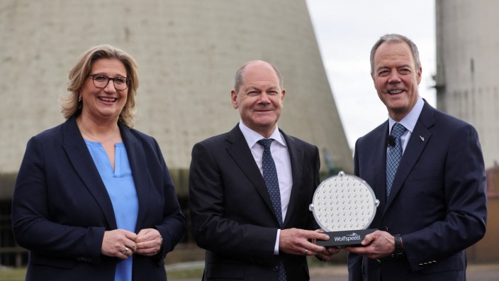 Chipfabrik: Die saarländische Ministerpräsidentin Anke Rehlinger, Bundeskanzler Olaf Scholz und Wolfspeed-Chef Gregg Lowe (v.l.n.r.) freuen sich über die neue Chipfabrik.