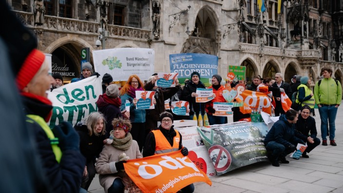 Streit um Grünflächenschutz: Vor der Stadtratssitzung versammelten sich Unterstützer des Bürgerbegehrens "Grünflächen erhalten" vor dem Rathaus.