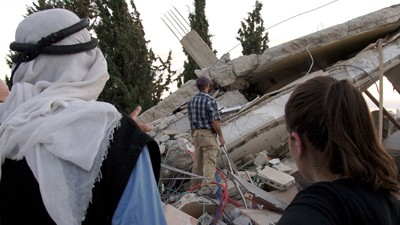 Hauszerstörung in Jerusalem: Verzweifelt suchen die ehemaligen Hausbewohner in den Trümmern nach den Resten ihrer Existenz
