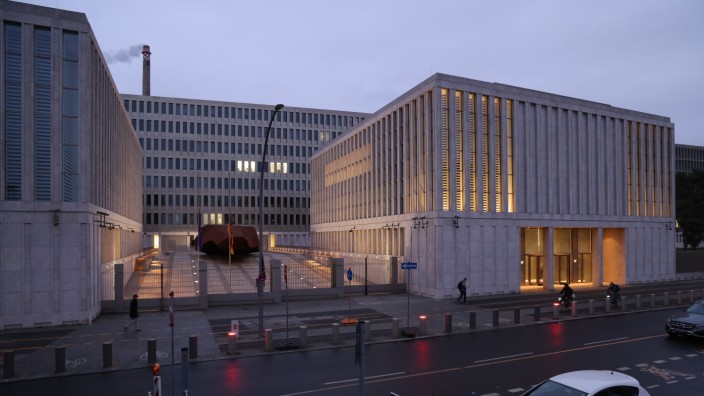Die Zentrale des Bundesnachrichtendienstes in Berlin. Der mutmaßliche Spion Carsten L. hat offenbar mit einem, vielleicht auch mit zwei weiteren Männern zusammengearbeitet.