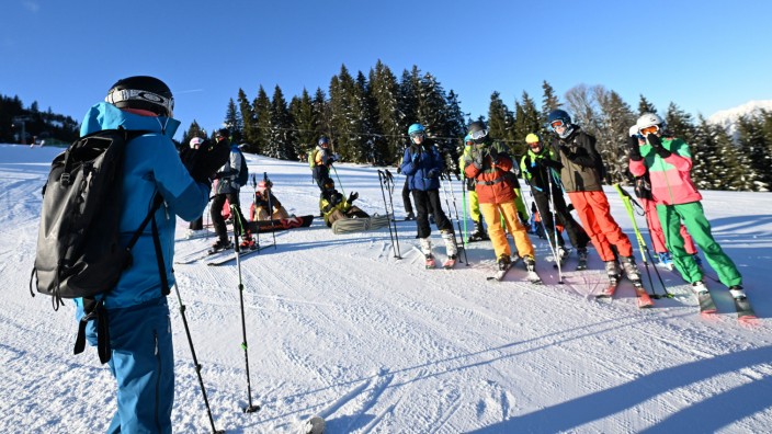 Skiwochen in der Schule: Alle dem Lehrer nach: Eine Lehrkraft gibt den Schülern einer Realschule Anweisungen auf einer Piste bei Garmisch-Partenkirchen. Das wird seltener.