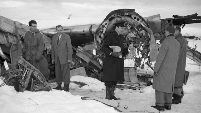 Flugzeugabsturz von Riem: Suche nach der Absturzursache: Die Überreste des abgestürzten Flugzeugs werden inspiziert.