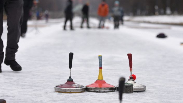 Typisch deutsch: Wintersportler beim Eisstockschießen auf dem zugefrorenen Nymphenburger Schloßkanal.