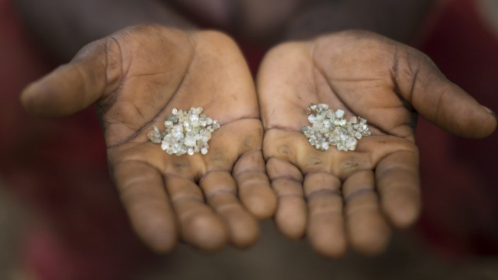 Geologie: Ein Minenarbeiter hält Rohdiamanten in den Händen, die er in Areinha, Brasilien, gefunden hat.