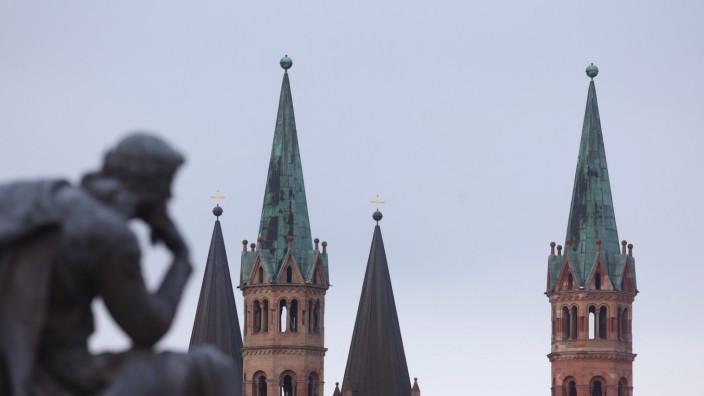 Katholische Kirche: Die Turmspitzen des Würzburger Doms sind hinter dem Frankoniabrunnen zu sehen. Die katholische Kirche hat auch in Unterfranken mit verschiedenen Problemen zu tun.