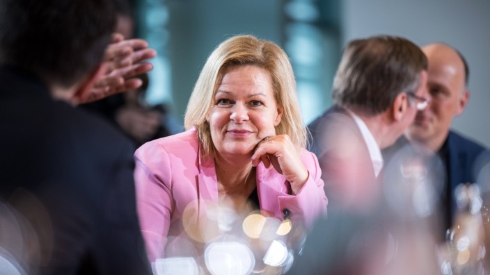 Hessen: "Mein Herz ist in Hessen!": Bundesinnenministerin Nancy Faeser ist seit 2019 Vorsitzende der SPD in dem Bundesland.