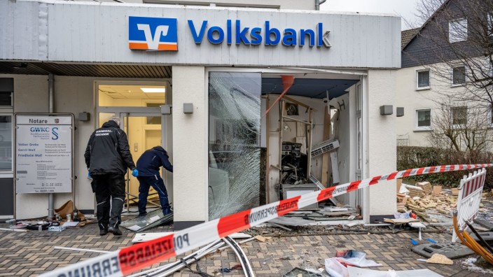 Kriminalität: Mitarbeiter der Kriminaltechnik untersuchen eine schwer beschädigte Volksbank-Filiale. Nach mehreren Attacken in Bayern und Baden-Württemberg führten Polizisten am Montag in den Niederlanden eine Razzia durch.